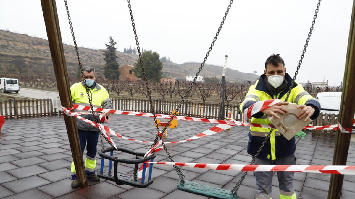 Seròs precinta els parcs infantils i acumula 28 casos en dos setmanes