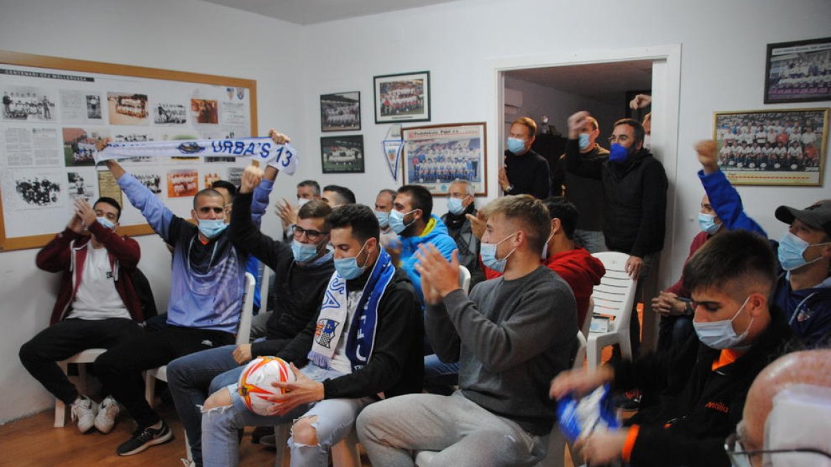 La plantilla del Mollerussa ayer por la tarde asistiendo al sorteo en las dependencias del club.