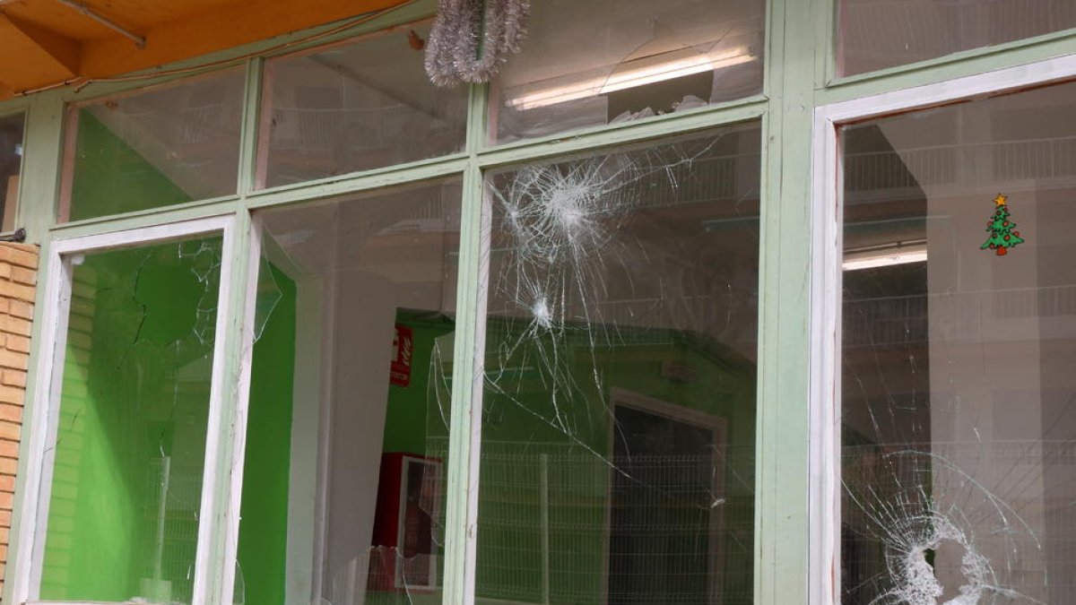 Las ventanas del centro de menores de Torredembarra, destrozadas después del ataque de este jueves.