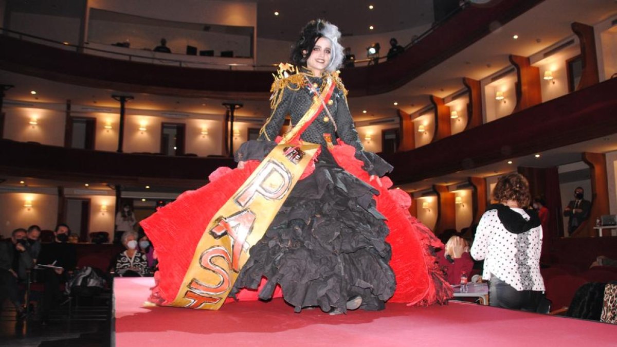 Personatges de Disney com Cruella de Vil, a la passarel·la de L’Amistat.
