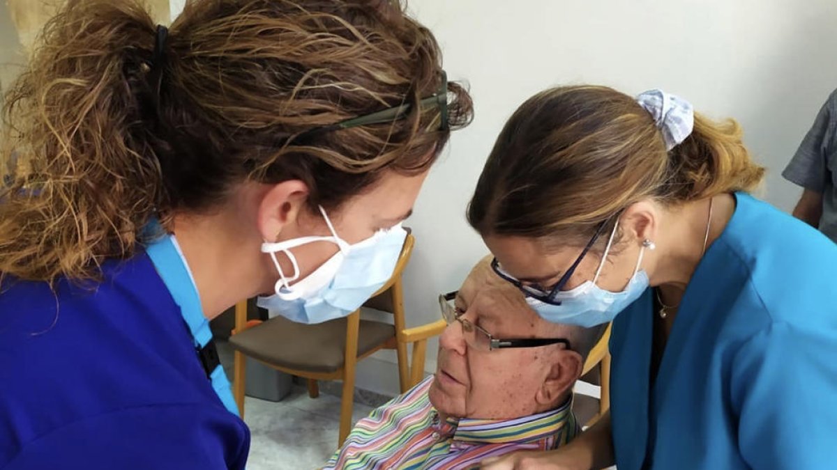 Un usuari de la residència Sant Antoni de Tàrrega rep la tercera dosi de la vacuna.