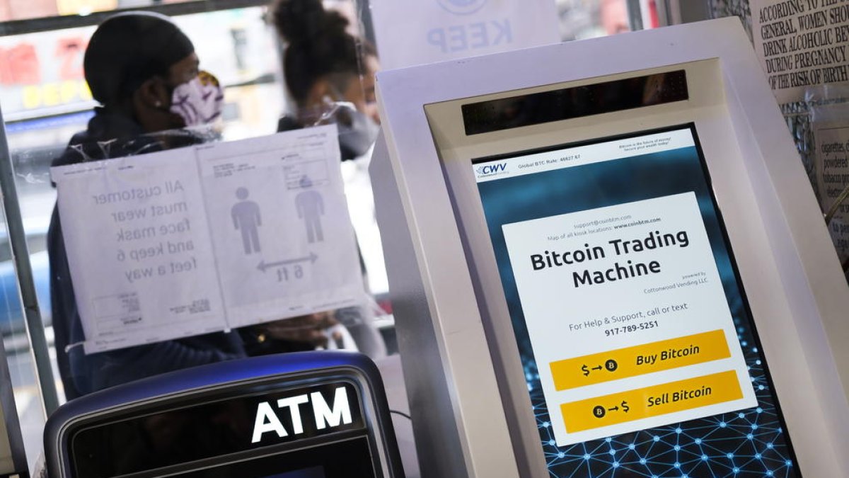 El bitcóin se desploma y toca su nivel más bajo desde febrero