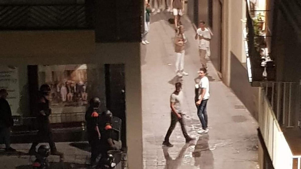 Mossos durante los altercados en la fiesta mayor de La Seu d’Urgell.