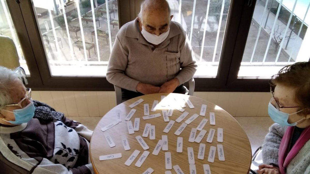 Usuaris de la residència de Solsona tornant a les activitats rutinàries