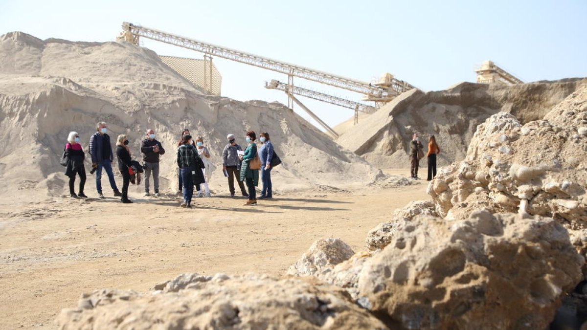 L’acció de Lara Almarcegui a la ‘Gravera Aturada’ de Sorigué va congregar ahir més de 40 persones.