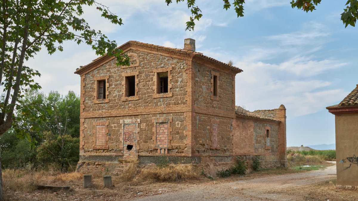 Instalaciones para el control de las infraestructuras de riego  -  Las casas o “caselles” de los acequieros y de los guardas del canal estuvieron en uso hasta la década de los ochenta del siglo pasado. La modernización y mecanización en el c ...