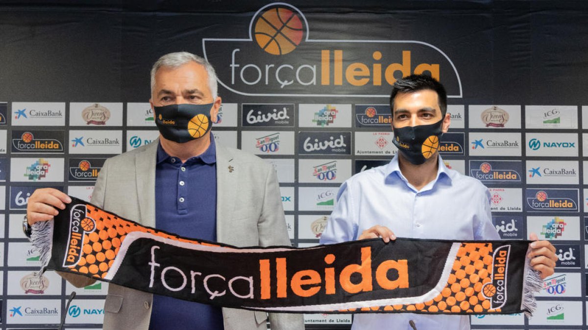El nou entrenador del Força Lleida, Gerard Encuentra, amb el president del club, Albert Aliaga.