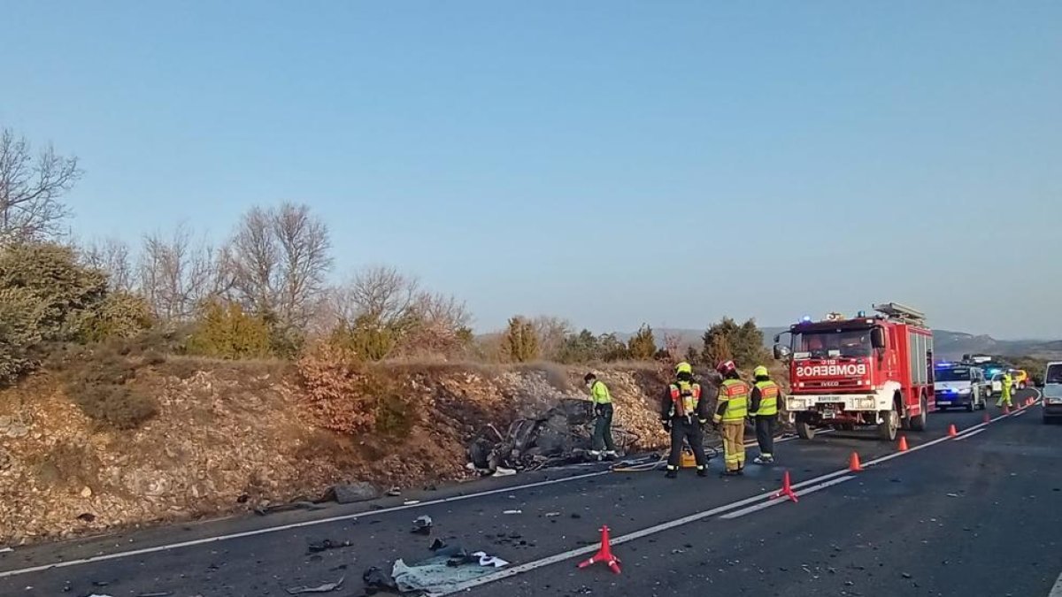 El turismo que conducía la víctima ardió y quedó calcinado tras la colisión frontal.