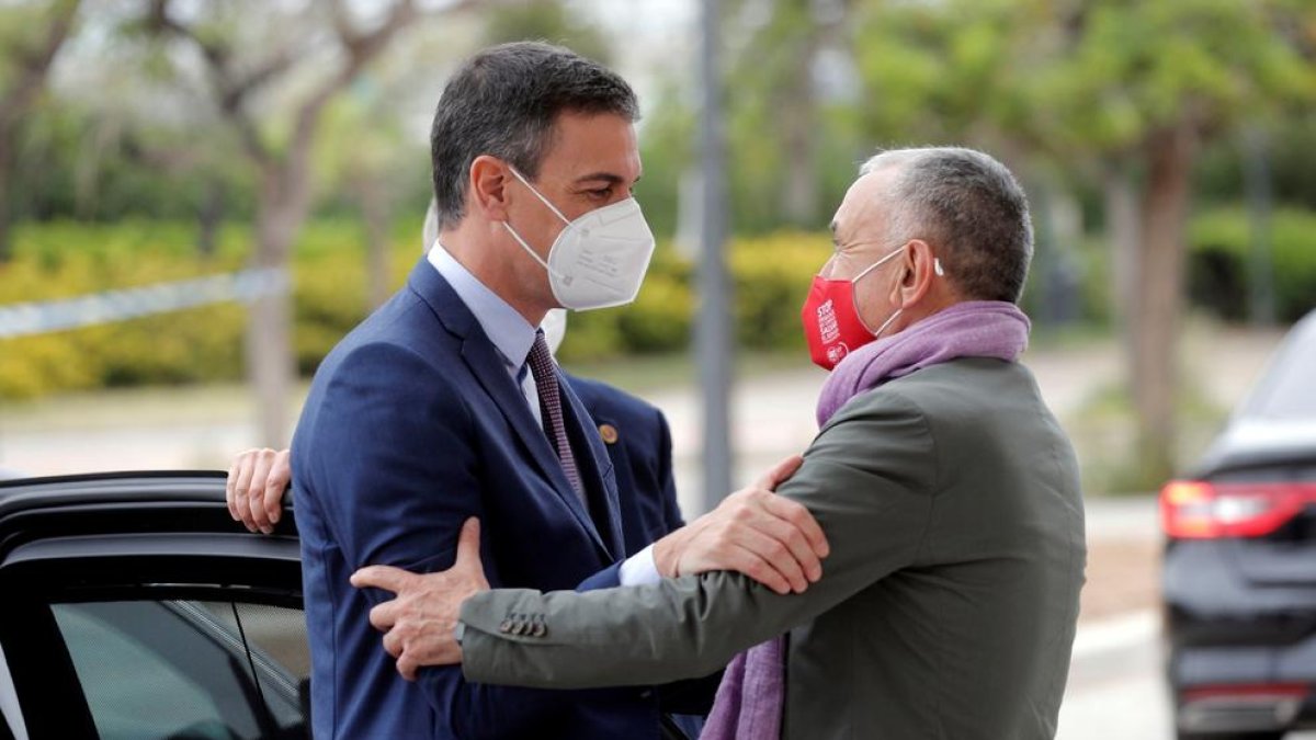 Sánchez saludant ahir el líder de l’UGT, Josep Maria Àlvarez, a l’arribar al congrés del sindicat.