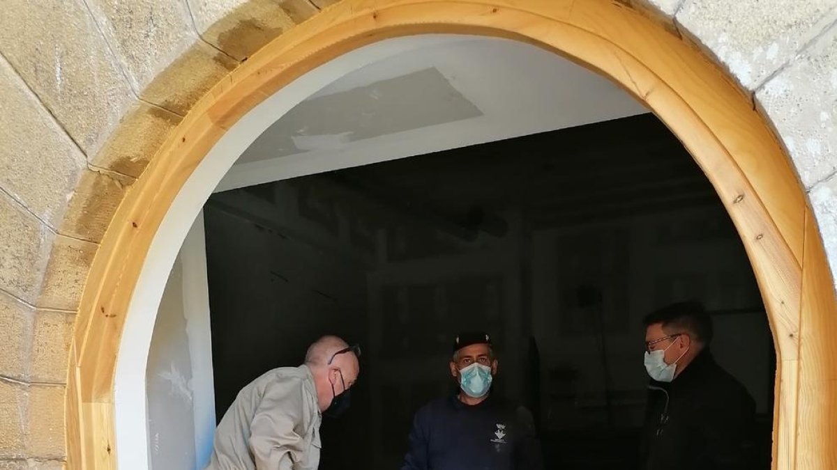 Trasllat ahir d’unes vèrtebres fòssils del coll de titanosaure.