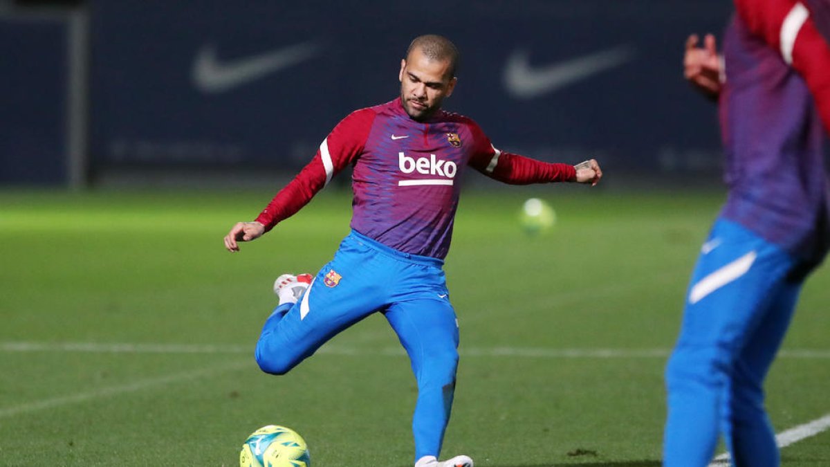 Dani Alves, ahir en el seu primer entrenament.