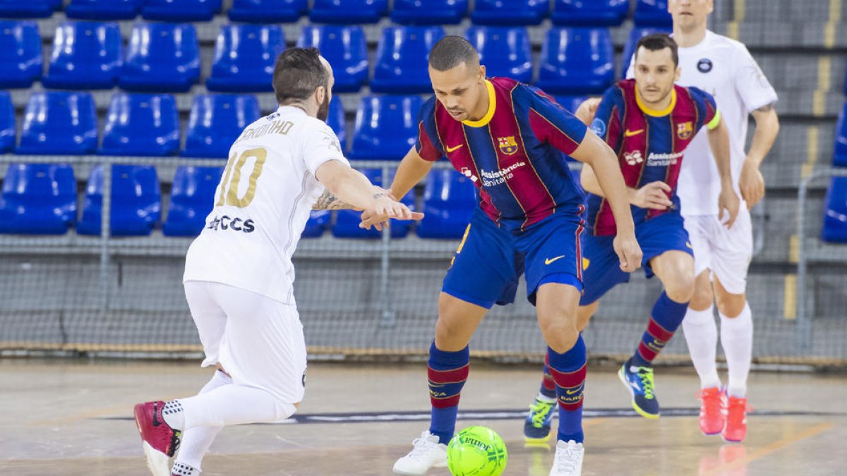 Ferrao, ante Ricardinho, abrió el marcador con un golazo.