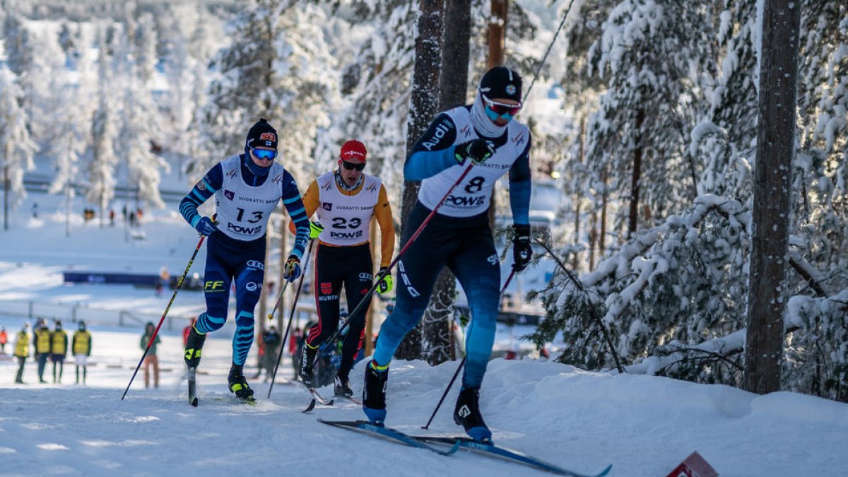 Jaume Pueyo, con el dorsal 8, en una de las últimas competiciones.