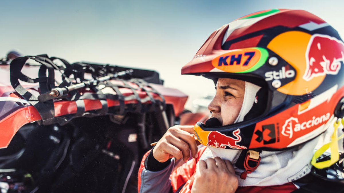 Laia Sanz, vora el vehicle amb què va debutar ahir en cotxes.