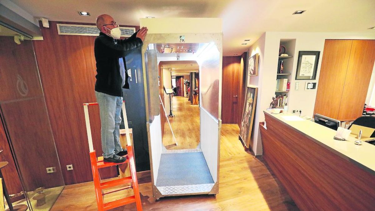 Juan Ramón Mulero con el ‘pasillo higiénico’ instalado en un despacho de abogados de Lleida.