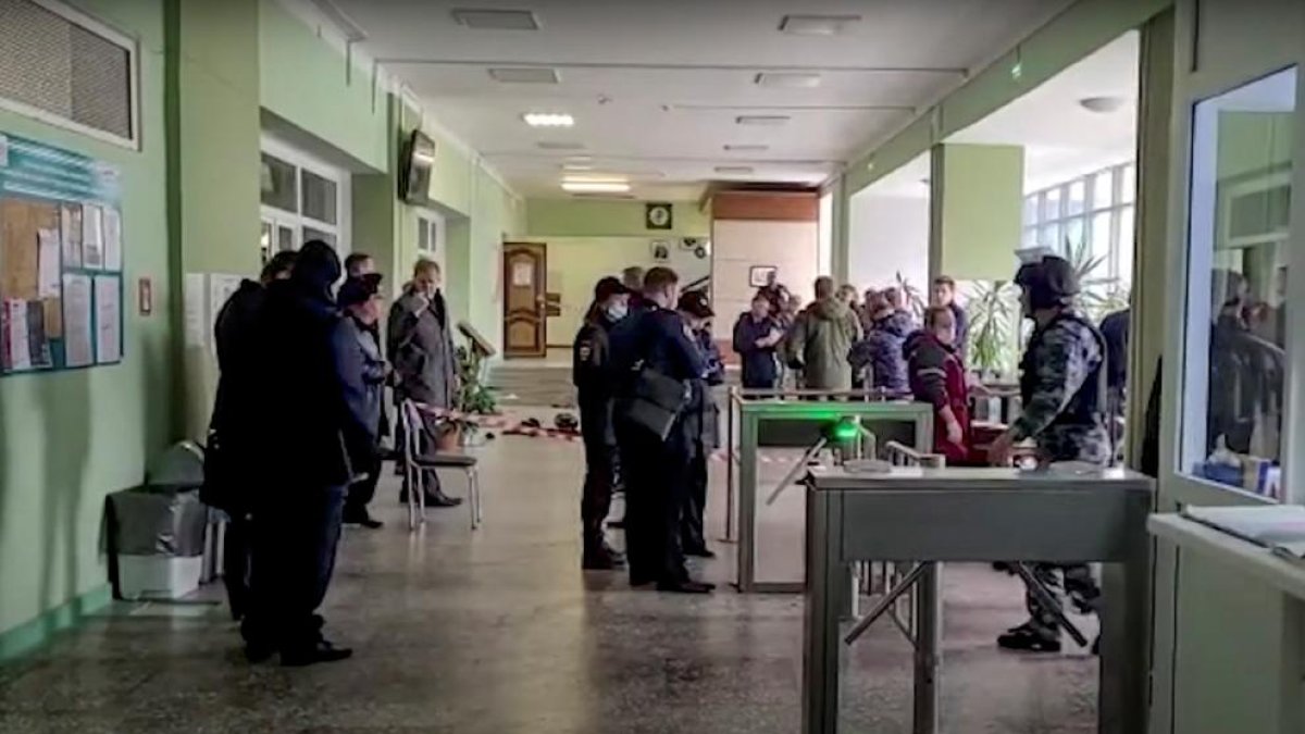 Policies i alguns alumnes a l’edifici del tiroteig després del succés.