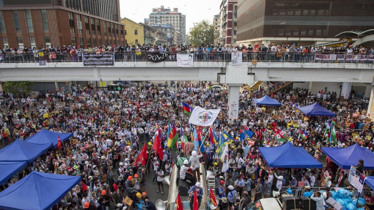 Manifestación de protesta contra el golpe militar en Rangún.