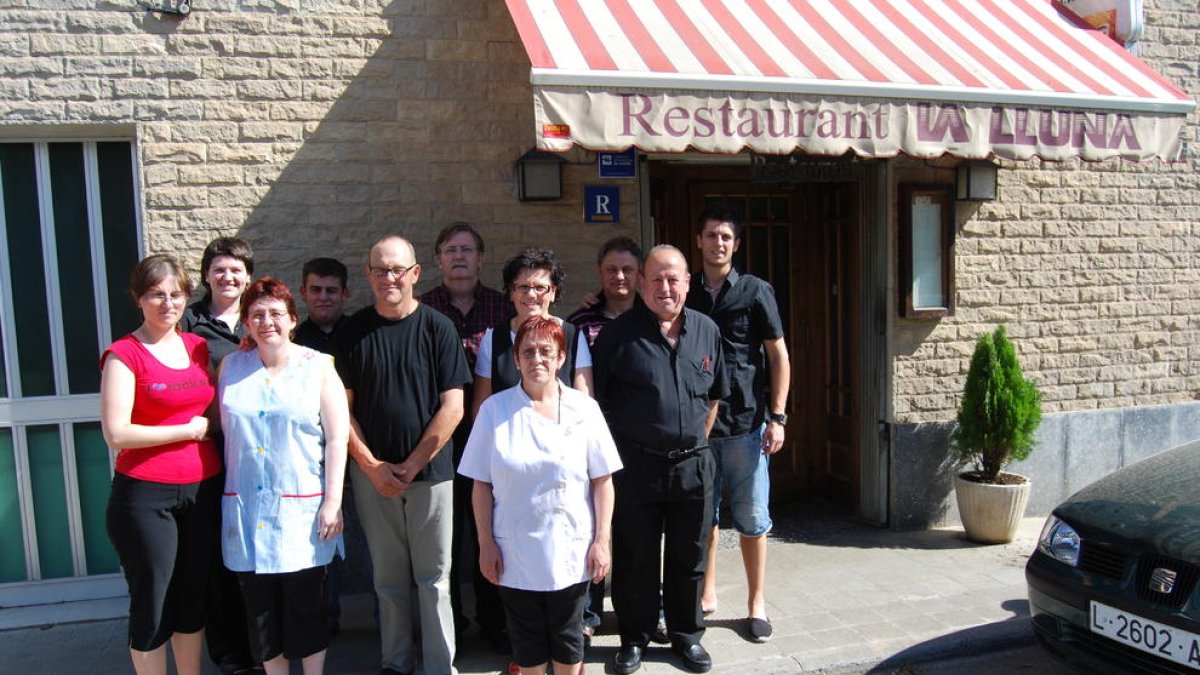 La família Prim fent una barbacoa a la terrassa del restaurant.