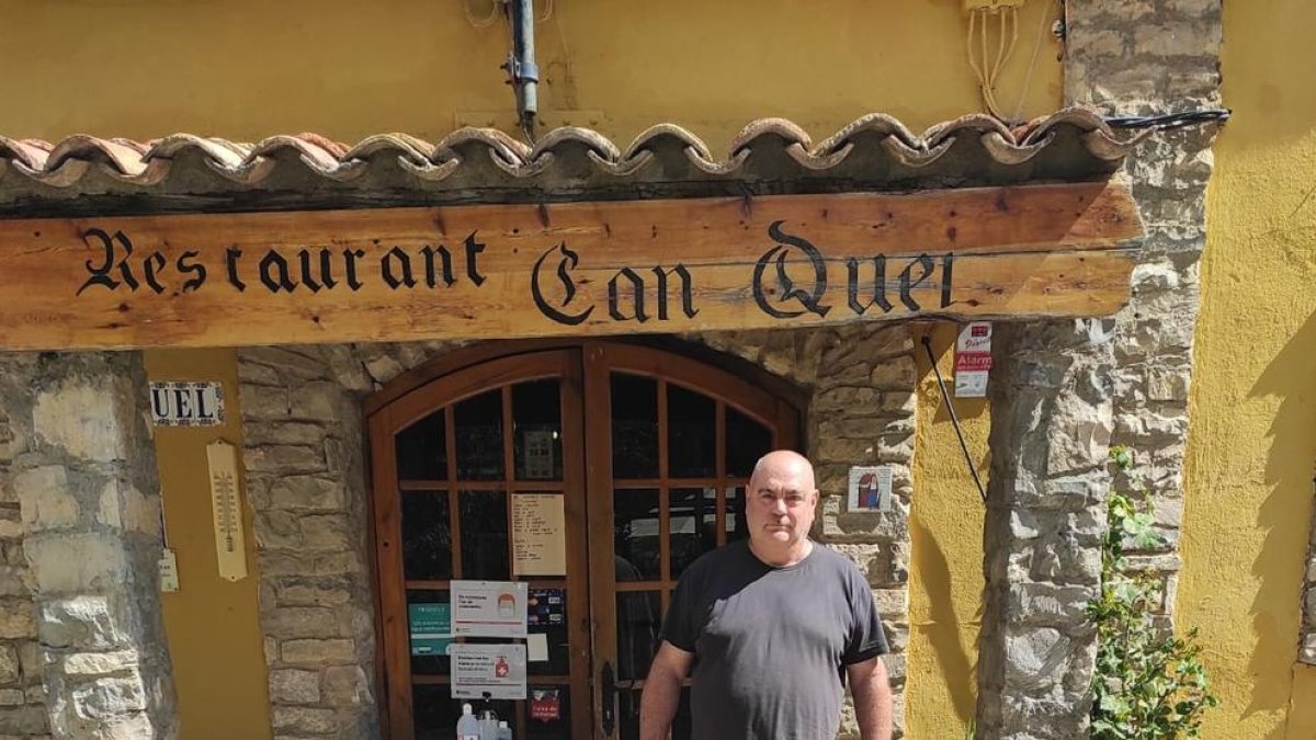 Josep Maria Camarasa a l’entrada del seu restaurant.