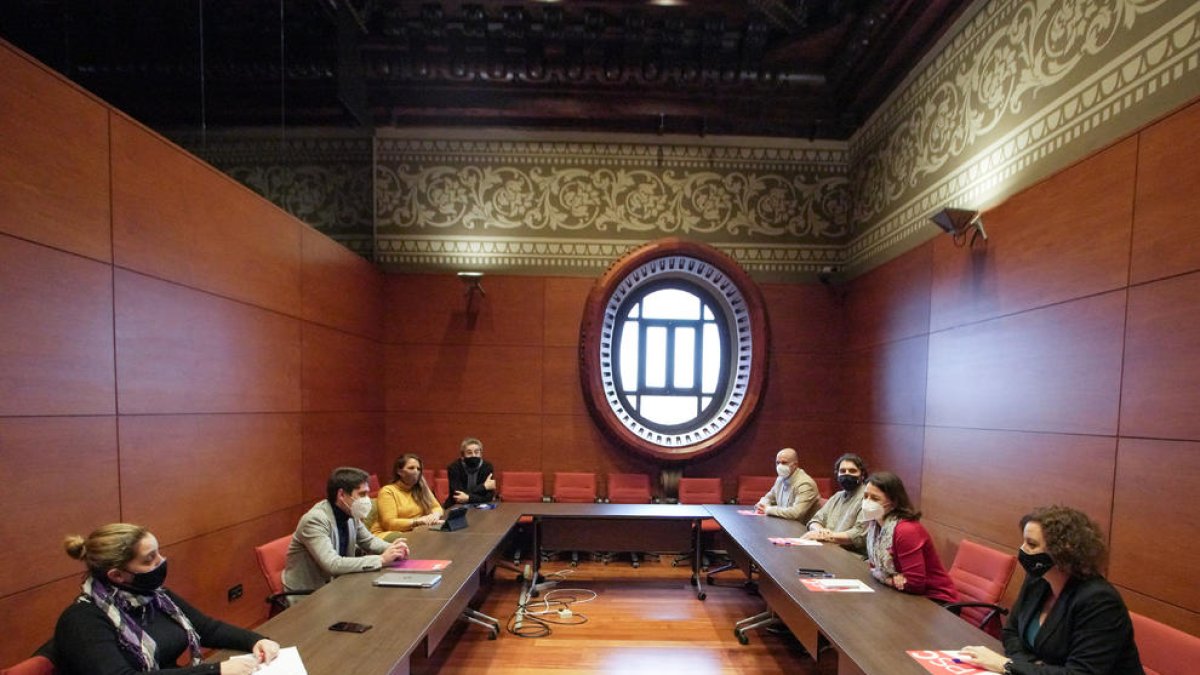 Los equipos negociadores de PSC y ‘comuns’ se encontraron ayer en una sala del Parlament.