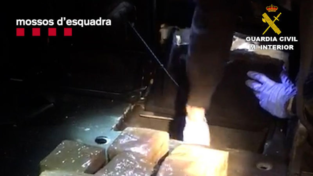 Imatge de la droga oculta en doble fons.