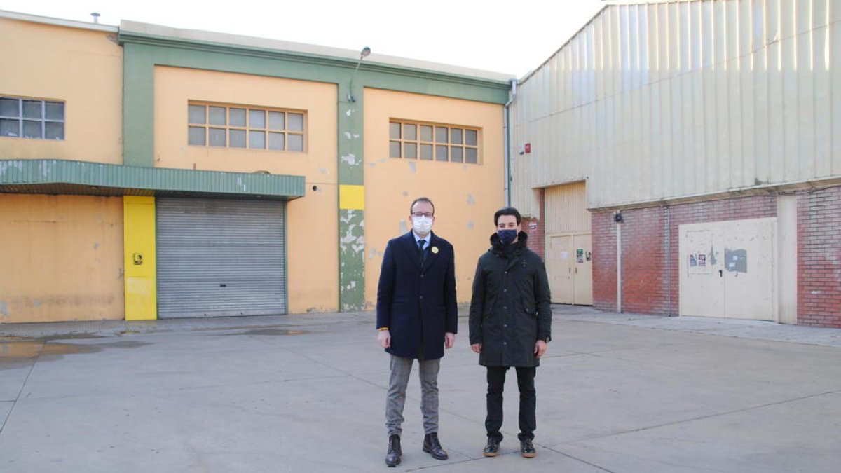 Marc Solsona i Joel Bastons, davant dels pavellons firals.