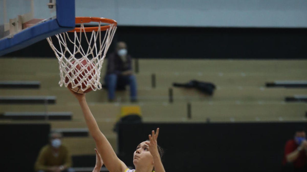 Irati Etxarri anota davant de la finlandesa Marianne Kalin.