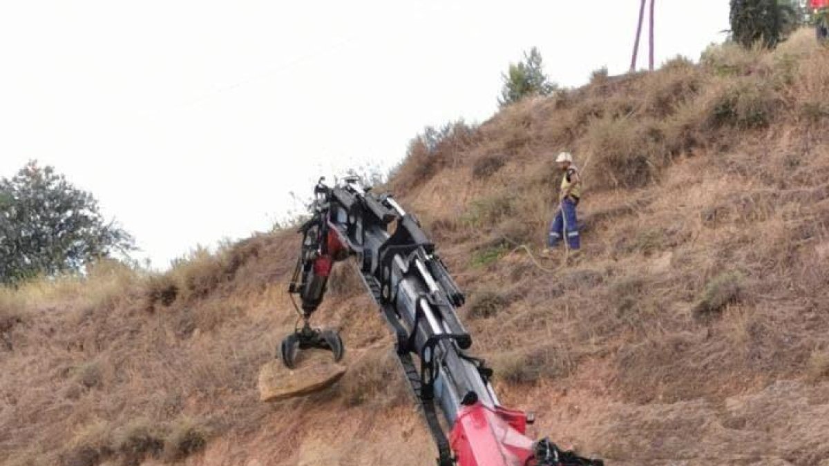 Operaris retirant ahir la pedra del Turó de Gardeny.