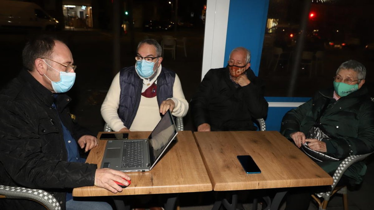 La junta de la asociación de vecinos del Clot, celebrando una reunión en un bar del barrio ayer.