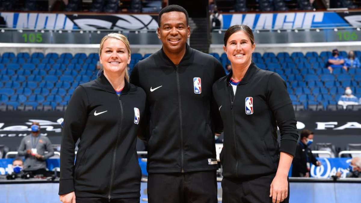 El trío arbitral que hizo historia en la NBA al pitar dos mujeres.