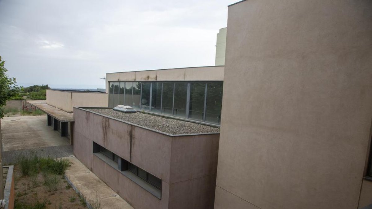 El edificio lleva una década finalizado y sin uso.