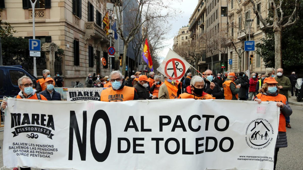 Protesta de la Marea Pensionista aquest dilluns als carrers de Barcelona.