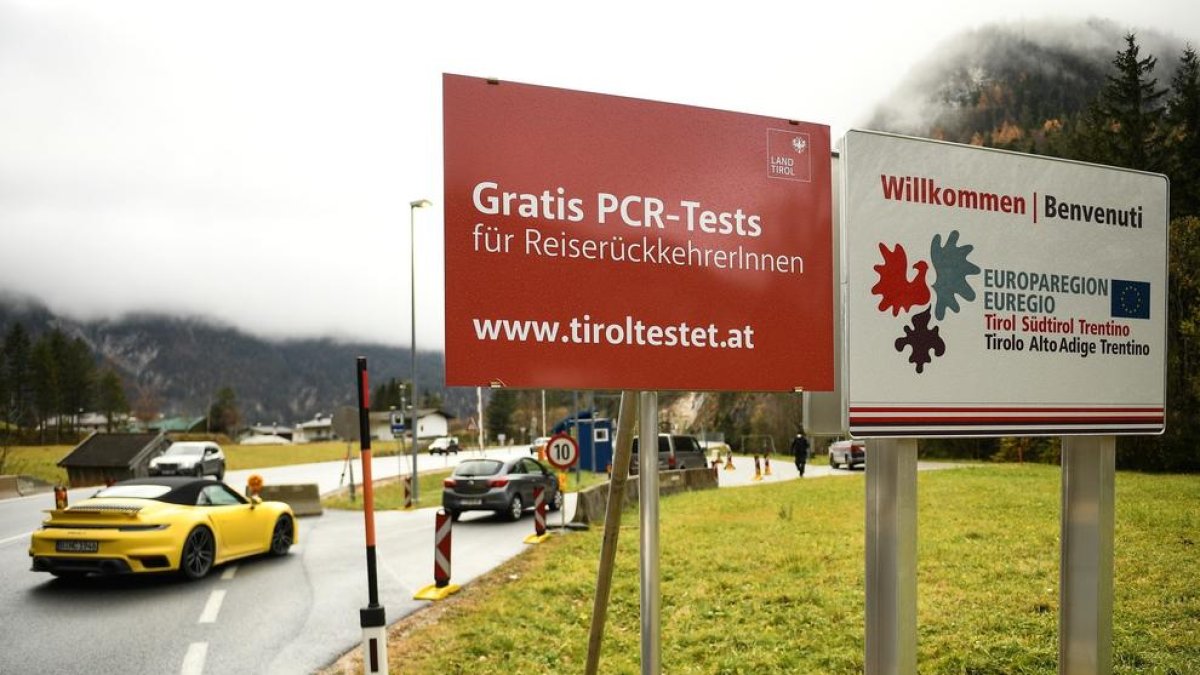 Punt de control anticovid-19 a la localitat fronterera de Scharnitz, Àustria.