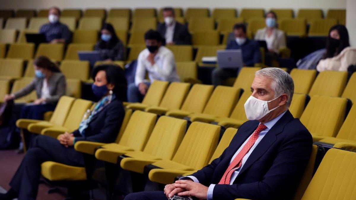 Andrea Orcel y Ana Botín ayer durante el juicio.