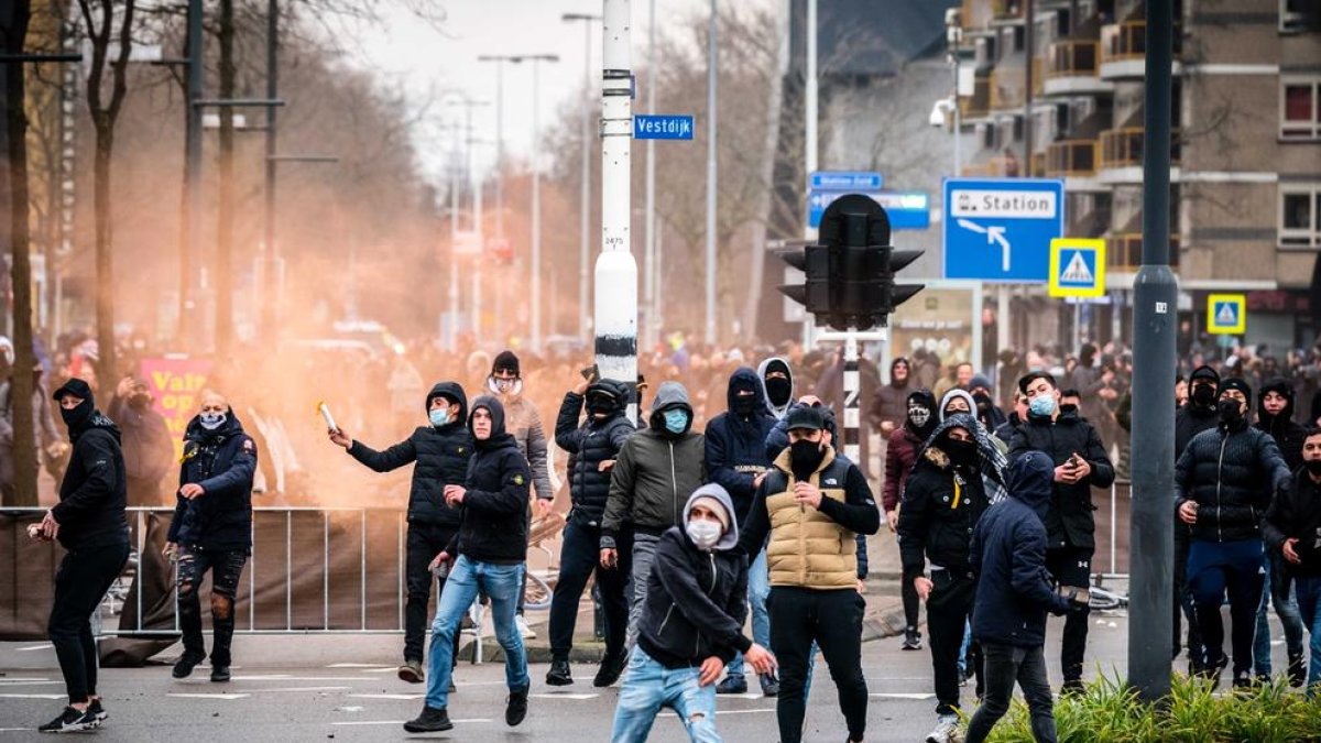 Tercera nit de violència als Països Baixos contra el toc de queda