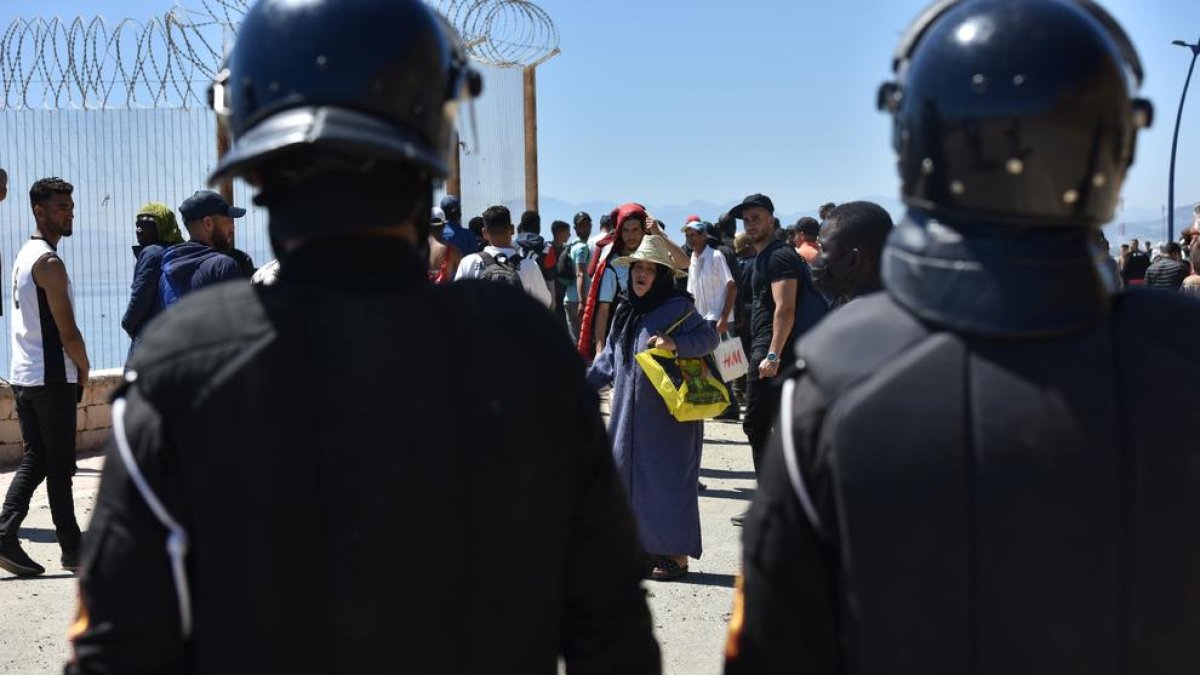 Las fuerzas de seguridad marroquíes impidieron el paso de migrantes a Ceuta y desalojaron a los que esperaban en la frontera para cruzar.