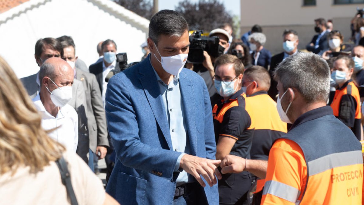 Pedro Sánchez saluda a efectivos de Protección Civil en Ávila.