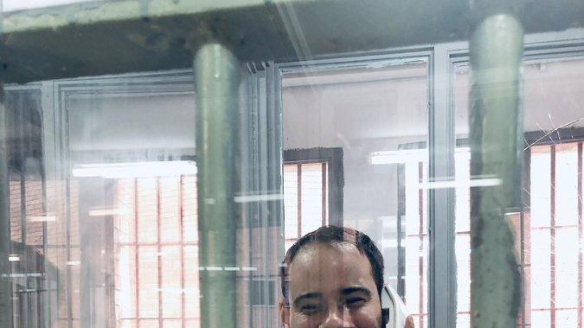 El rapero Pablo Hasel hablando a través de un teléfono en una de las cabinas de visita de la prisión de Ponent.