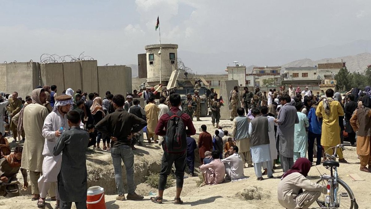 Imagen de la situación en el exterior del aeropuerto de Kabul.