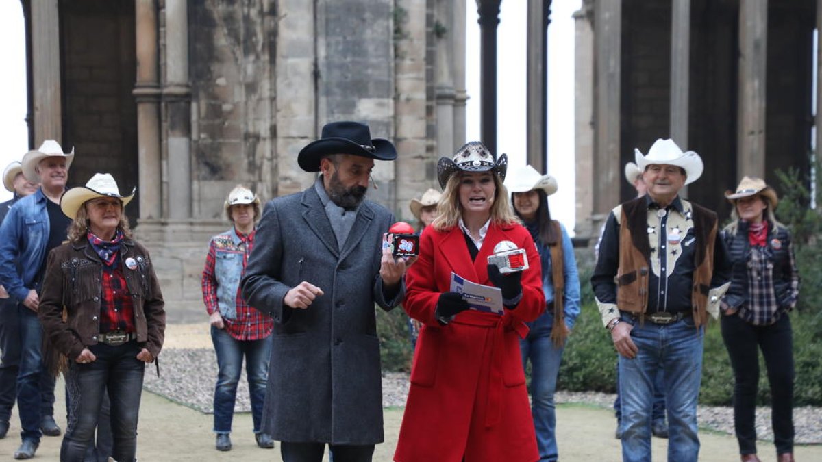 Roger de Gràcia y Núria Solé, segundos antes de dar a conocer la primera actualización del marcador desde el claustro de la Seu Vella.