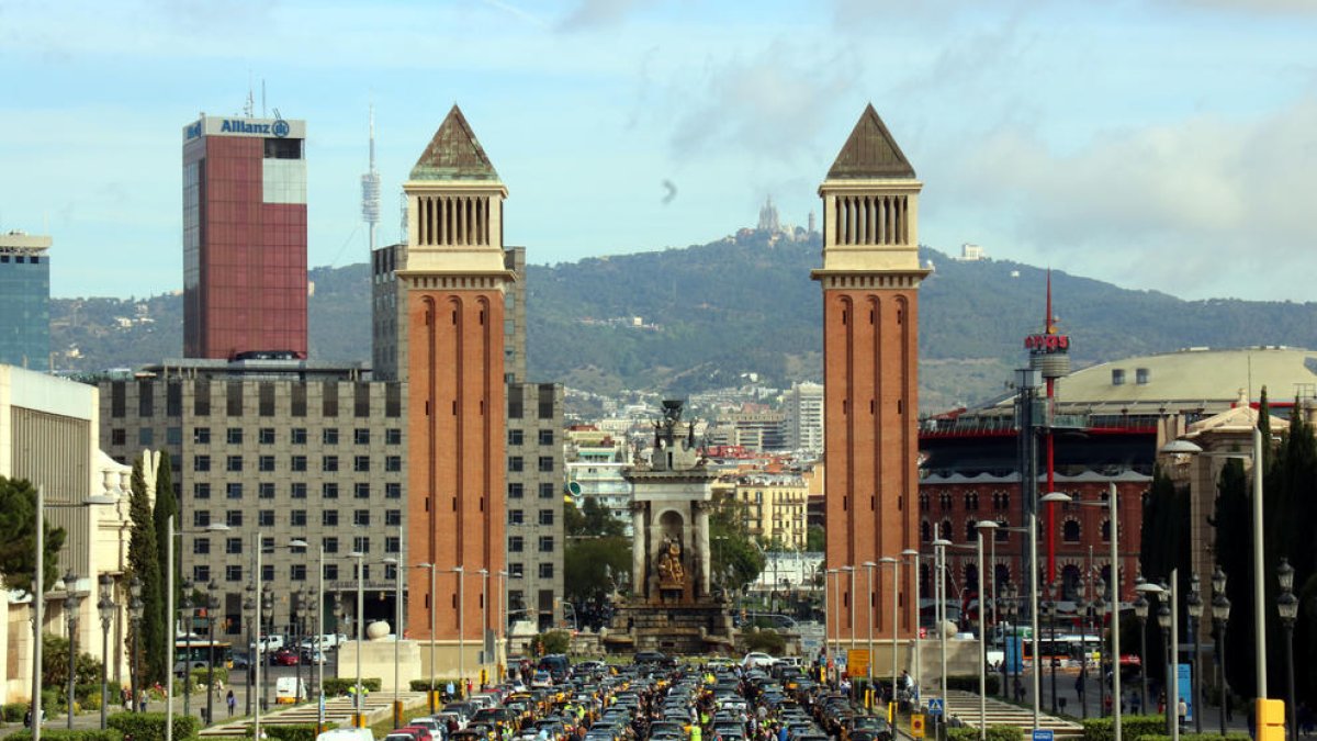 Centenars de taxistes protesten contra Cabify en una marxa lenta pel centre de Barcelona
