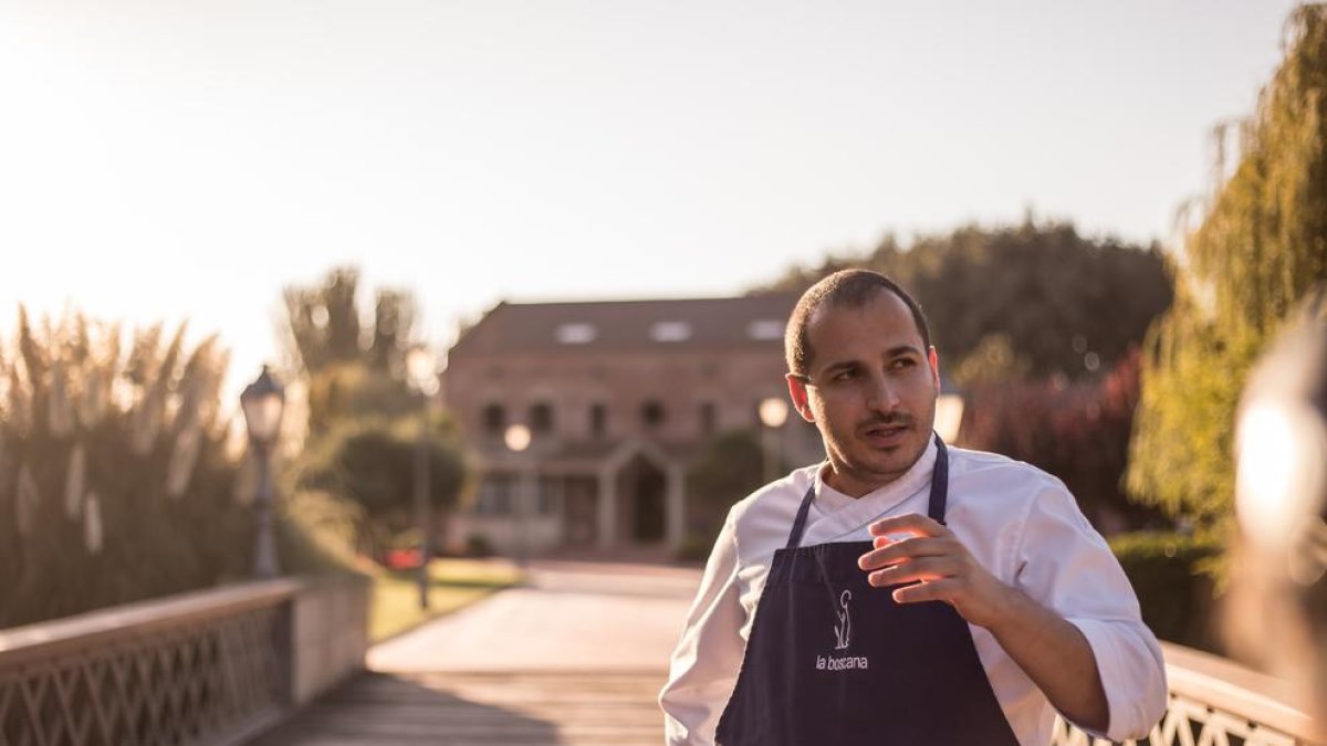 La família Prim fent una barbacoa a la terrassa del restaurant.