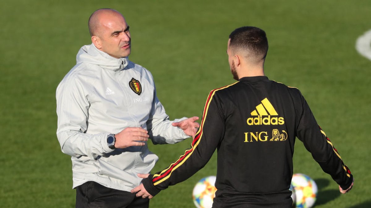 Robert Martínez conversa con su jugador Eden Hazard durante un entrenamiento con Bélgica.