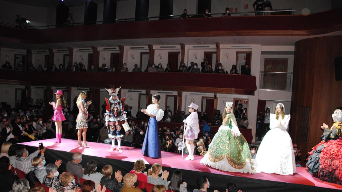 Els dissenys guanyadors, sobre la passarel·la de L’Amistat.