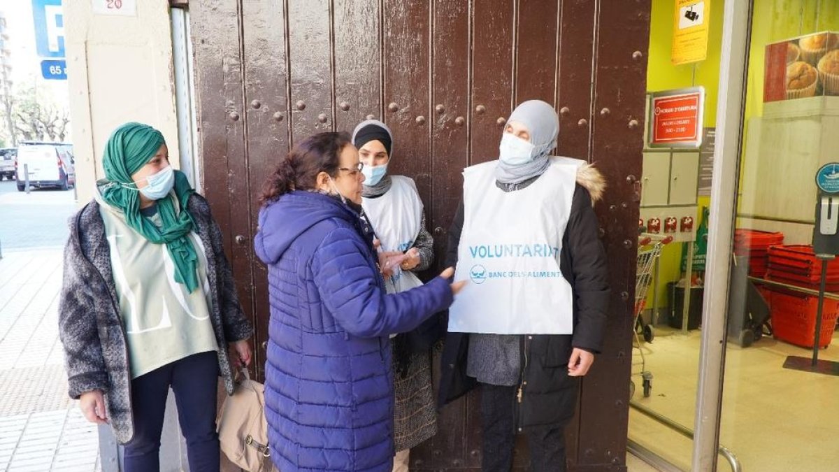 Voluntarias informando ayer a la ciudadanía en Balaguer.