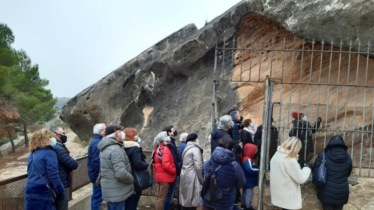 Visita al conjunt rupestre de la Roca dels Moros, al Cogul, i tast d'olis