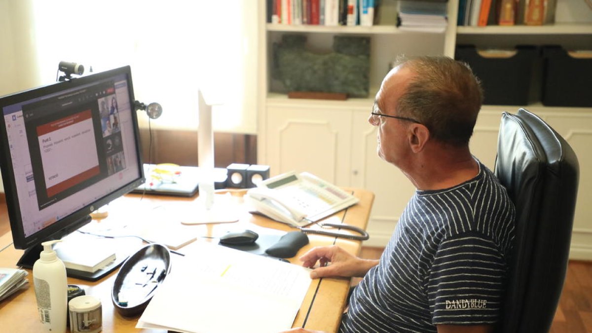 Miquel Pueyo va presidir ahir el ple, que va ser telemàtic, des del seu despatx.