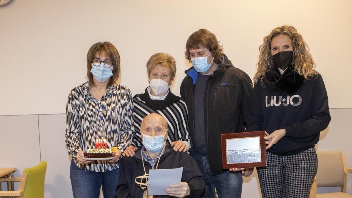 Reconeixement d'Agramunt al veí Llorens Codina pel seu centenari