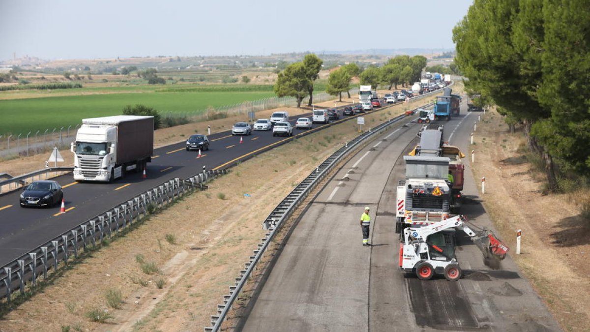 Imatge d'arxiu de les obres per reformar el paviment de l'A-2.