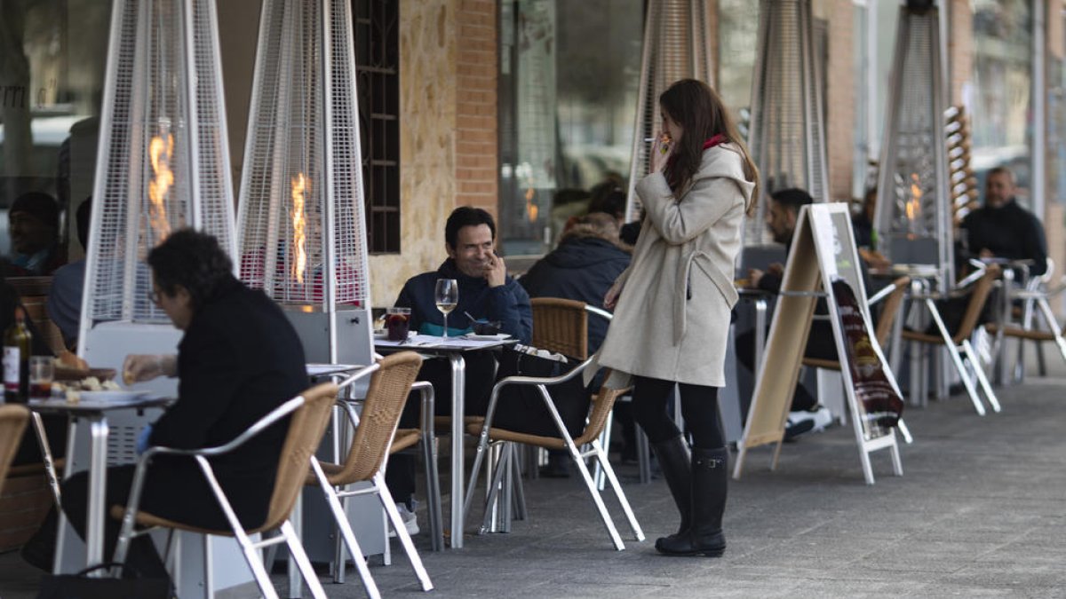 Clientes consumiendo en una terraza de un bar de Carabanchel, en Madrid.